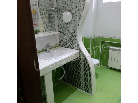 Столешница под раковину и оформление стены "волна" из камня